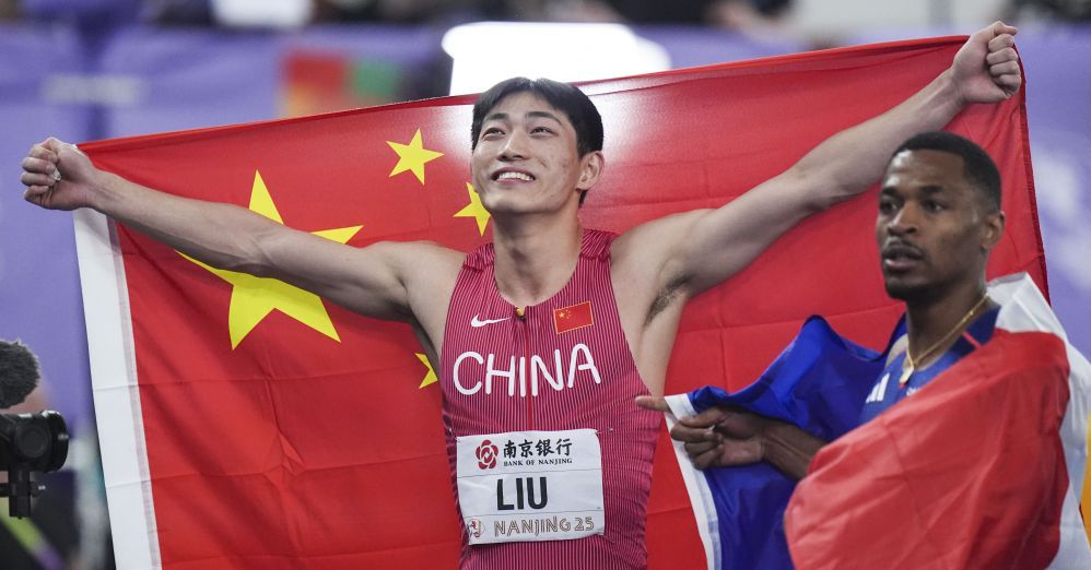 河南球迷在看台打出TIFO：United as one，we make history